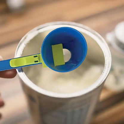 Measuring spoon with movable scoop