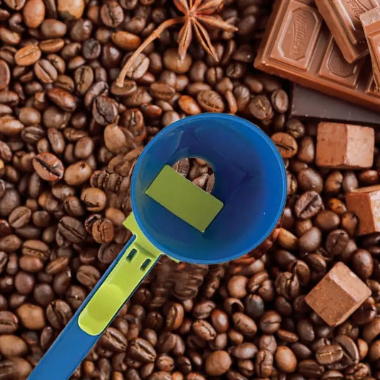 Measuring spoon with movable scoop